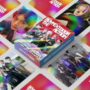 BOYNEXTDOOR '' The Action '' Çift Yön Baskılı Hologramlı Lomo Card Seti (60 Pcs)